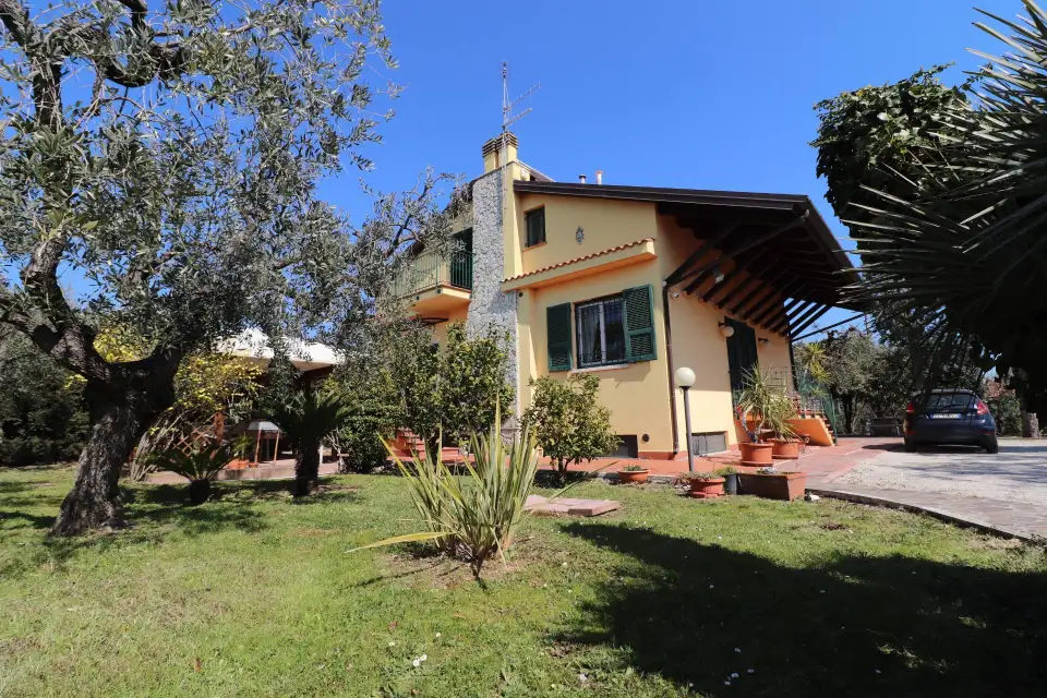 Villa in vendita in zona collinare
