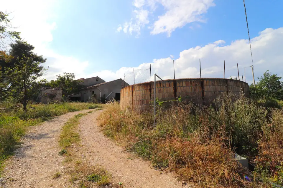 Casolare con 8 ettari e vista mare a Cupra Marittima 11