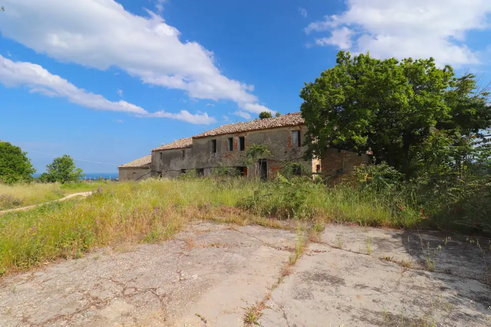 Casolare con 8 ettari e vista mare a Cupra Marittima 1