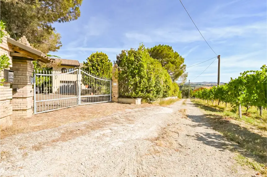 Casale ristrutturato con vista sui vigneti 8