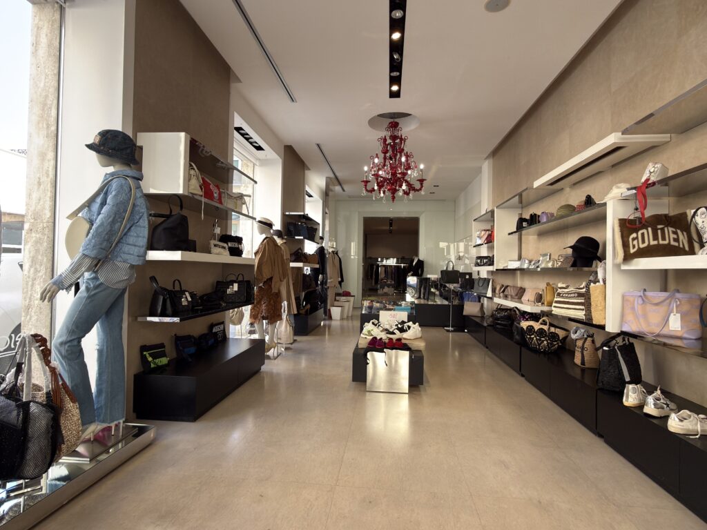 Interno del locale commerciale in vendita in Via del Trivio 1 ad Ascoli piceno, ampi spazi luminosi