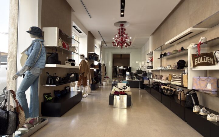 Interno del locale commerciale in vendita in Via del Trivio 1 ad Ascoli piceno, ampi spazi luminosi