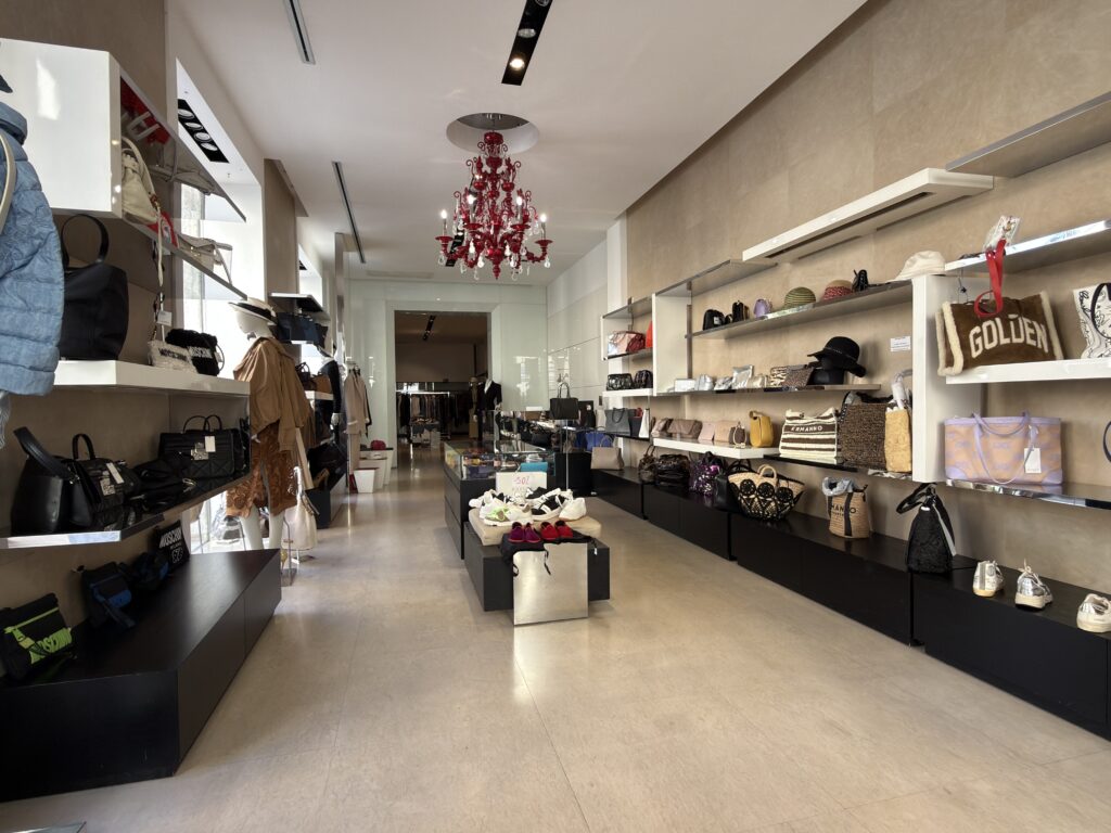 Interno del locale commerciale in vendita in Via del Trivio 1 ad Ascoli piceno, ampi spazi luminosi