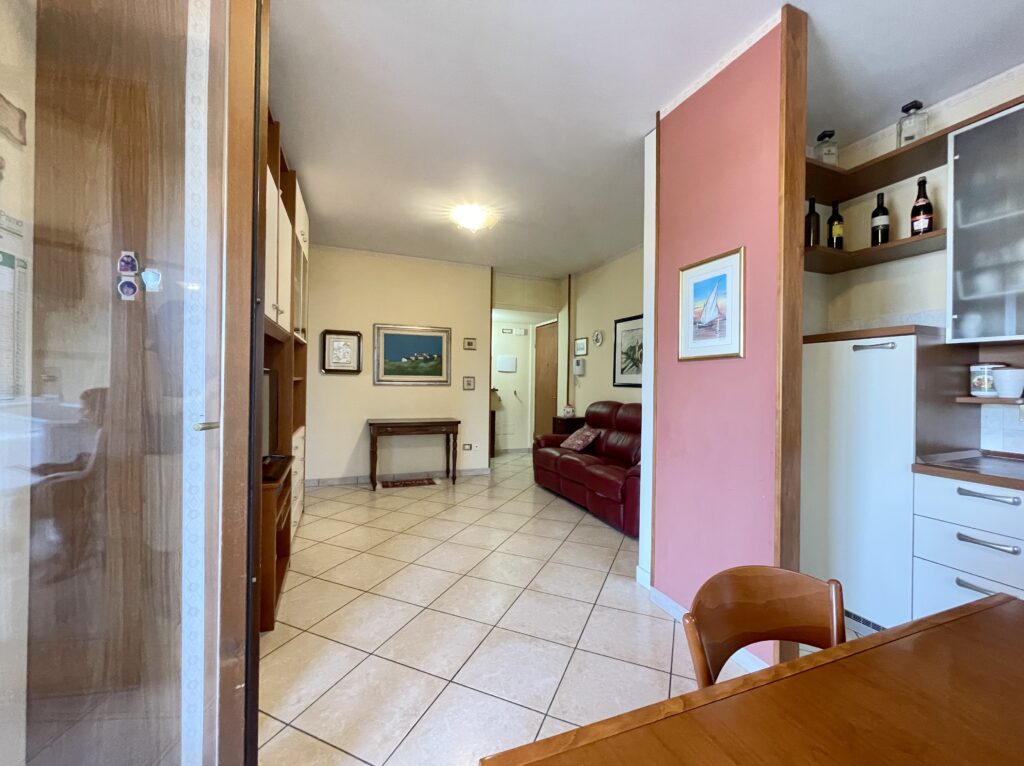 Grottammare-trilocale-affitto-arredato-soggiorno-due camere-terrazzo-zona Ischia